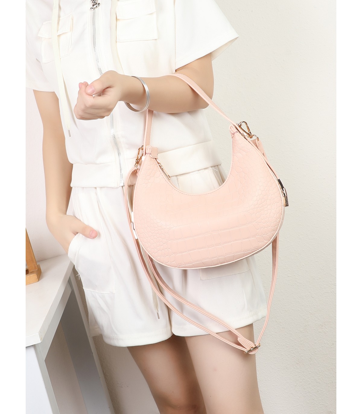 T11918- Bolso medialuna con bandolera ajustable