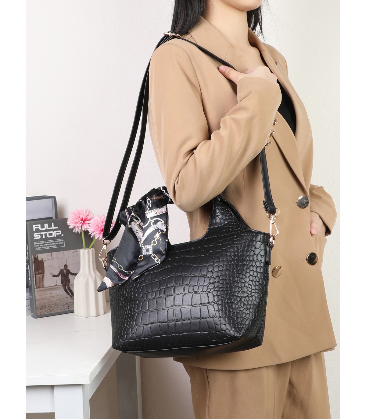 T11922-Bolso de Mano con Grabado coco y Pañuelo Decorativo