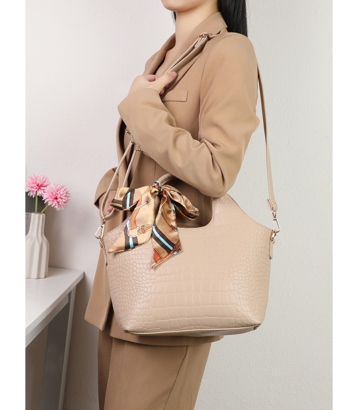 T11922-Bolso de Mano con Grabado coco y Pañuelo Decorativo