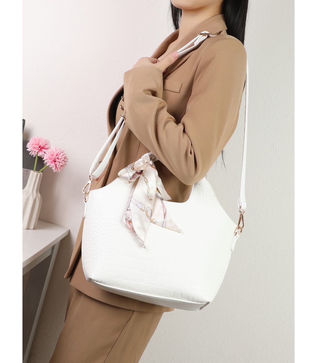 T11922-Bolso de Mano con Grabado coco y Pañuelo Decorativo