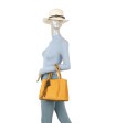 T11934-bolso tipo tote mediano con un diseño estructurado y minimalista
