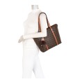 T11785-Bolso tipo "Shopper/Tote" de gran capacidad con una silueta estructurada y elegante.