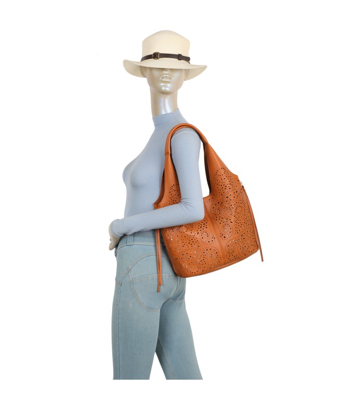 T11928-Bolso tipo Hobo o de hombro, caracterizado por un diseño artístico con calados