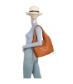 T11928-Bolso tipo Hobo o de hombro, caracterizado por un diseño artístico con calados