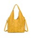 T11928-Bolso tipo Hobo o de hombro, caracterizado por un diseño artístico con calados