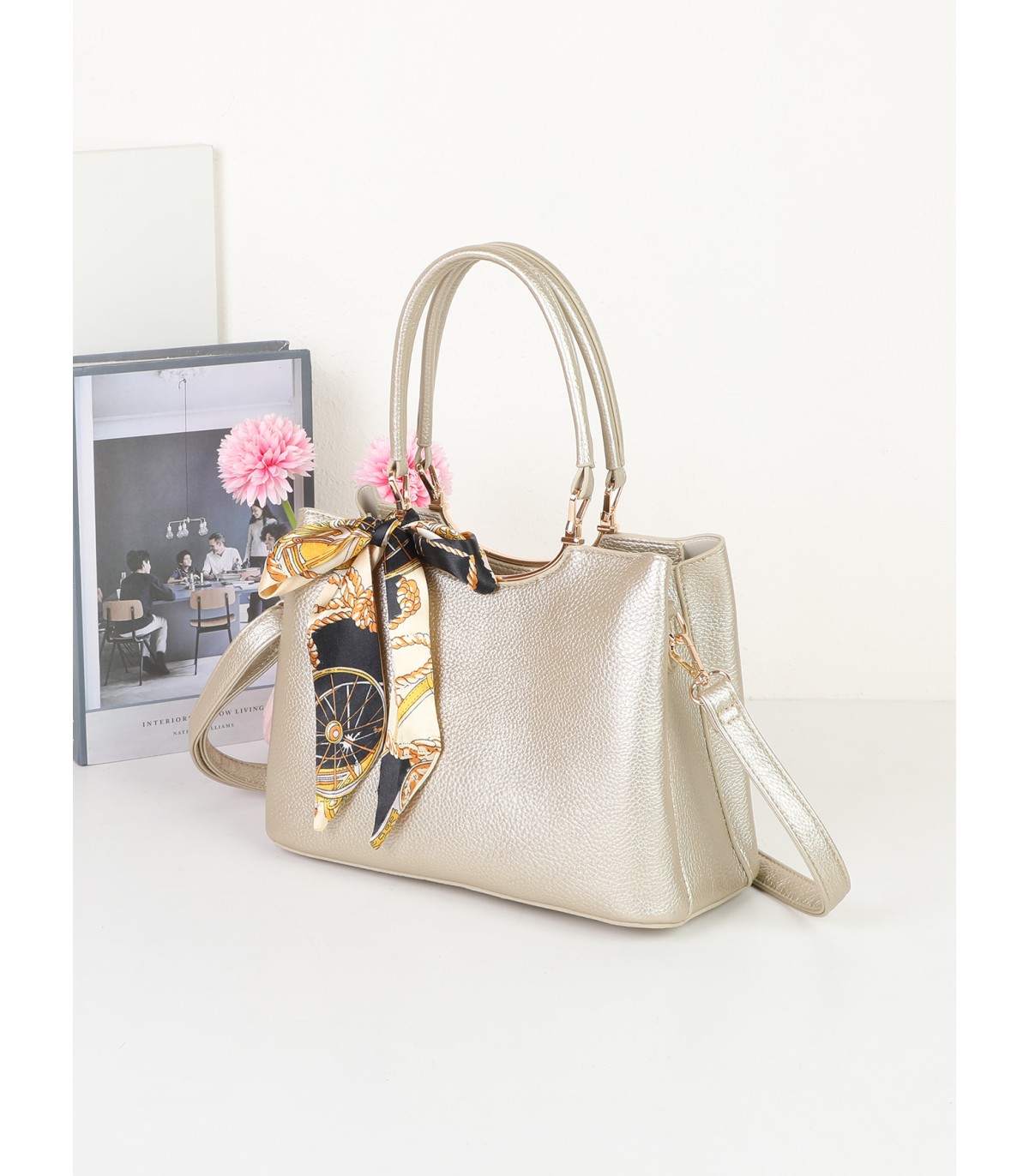 T11939-Bolso Satchel con Pañuelo Decorativo
