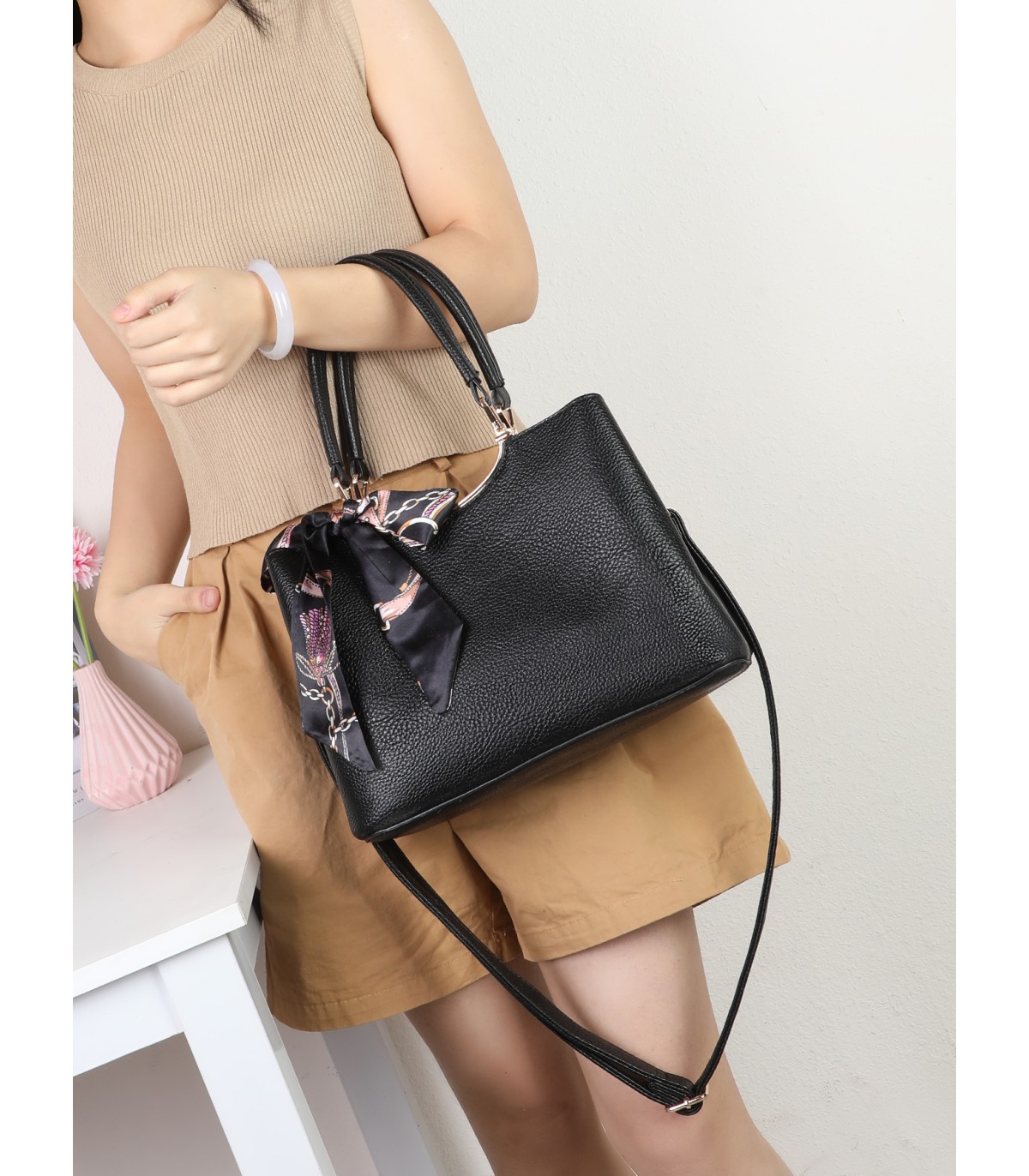 T11939-Bolso Satchel con Pañuelo Decorativo