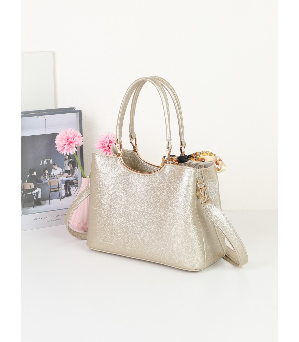 T11939-Bolso Satchel con Pañuelo Decorativo