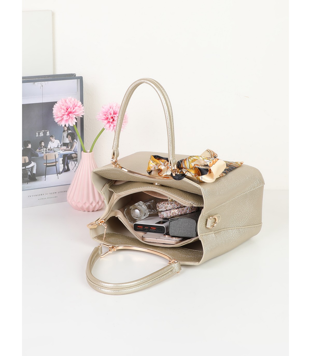 T11939-Bolso Satchel con Pañuelo Decorativo