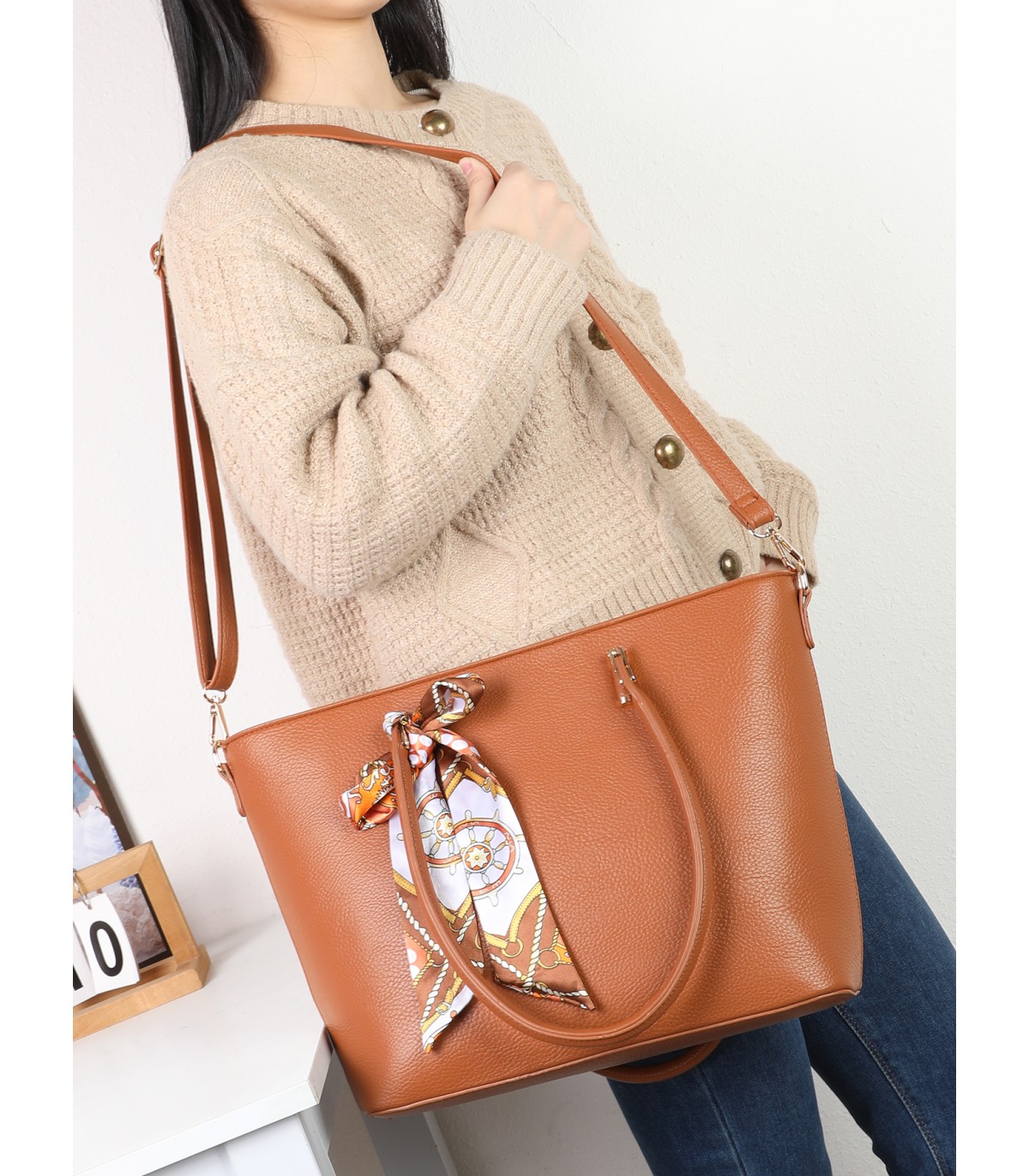 T11943-Bolso Tote Clásico con Pañuelo