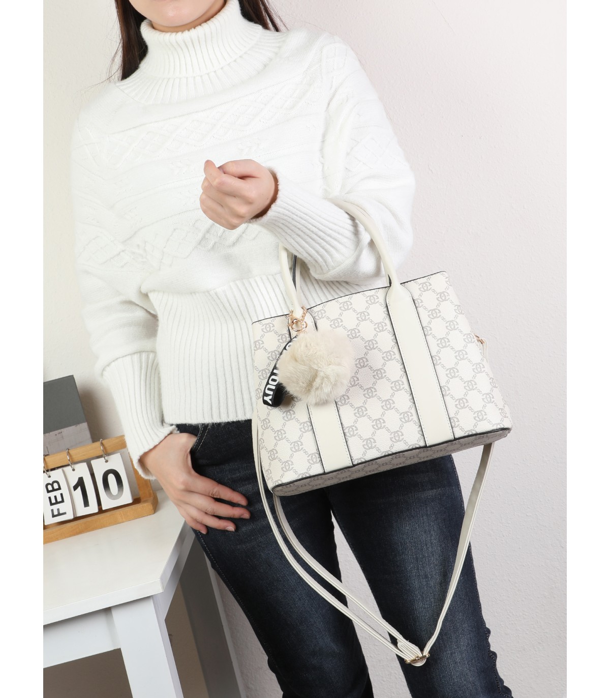 T11775 - Bolso con pompón y osito patrón de marca Giovanna Milano
