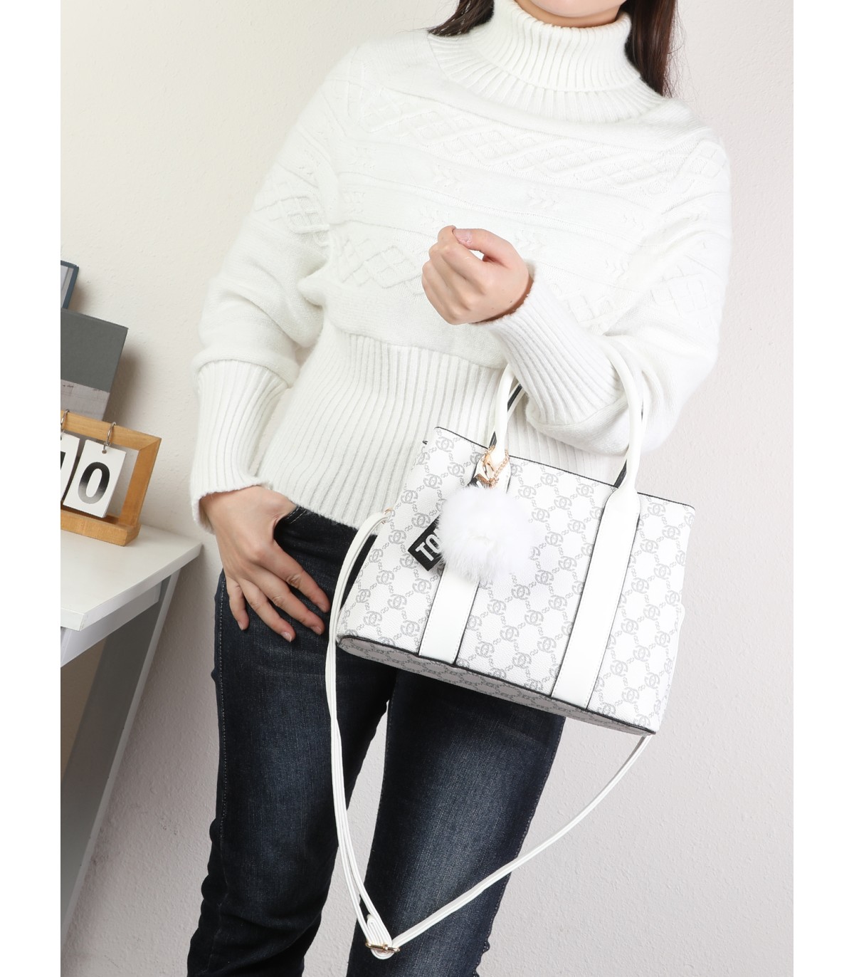 T11775 - Bolso con pompón y osito patrón de marca Giovanna Milano