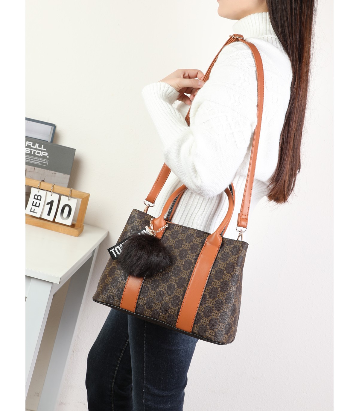 T11775 - Bolso con pompón y osito patrón de marca Giovanna Milano