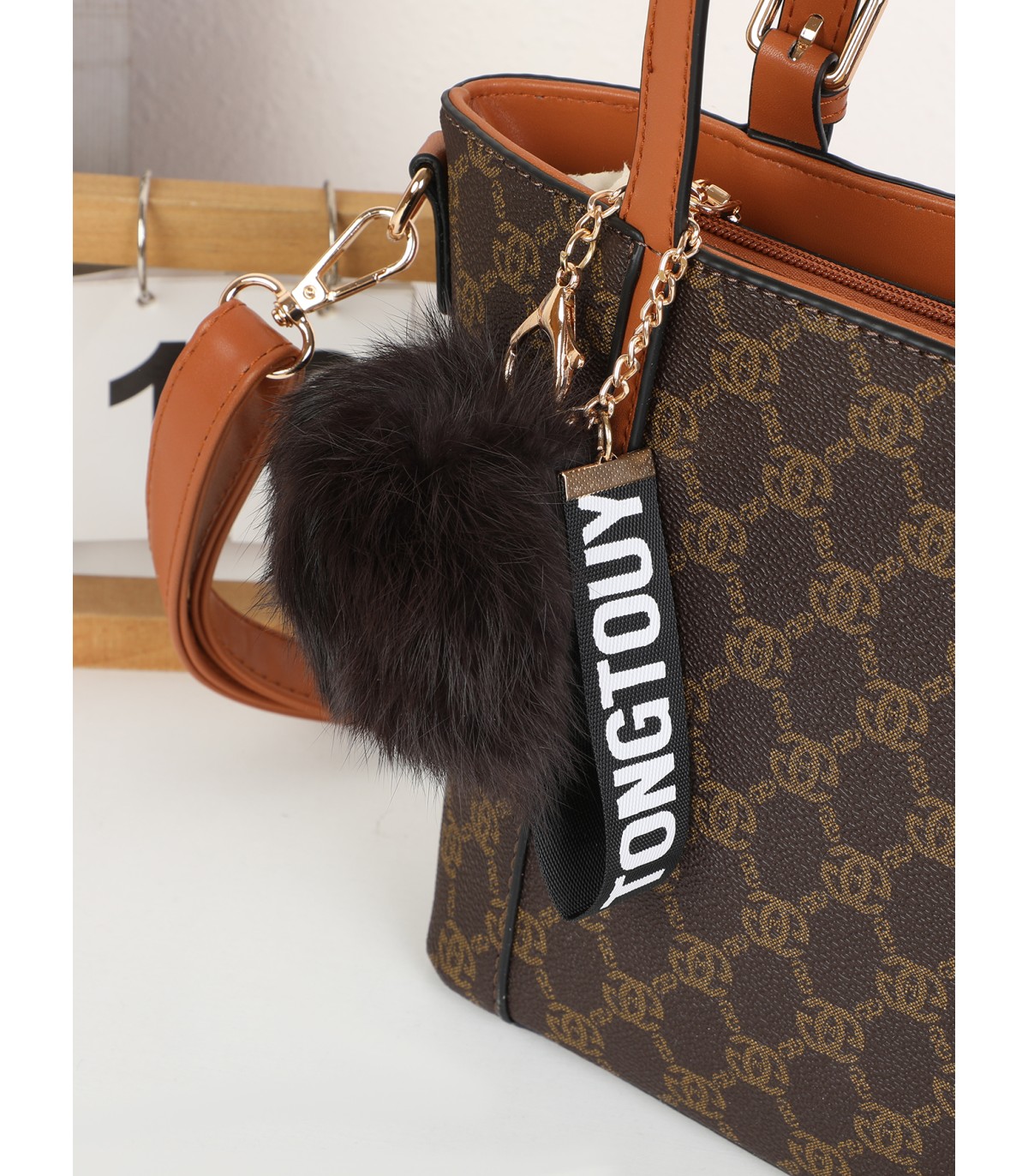 T11780 - Bolso bandolera con pompón