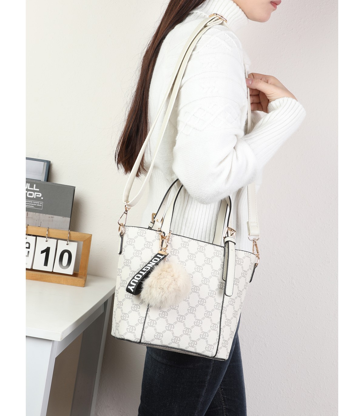 T11780 - Bolso bandolera con pompón