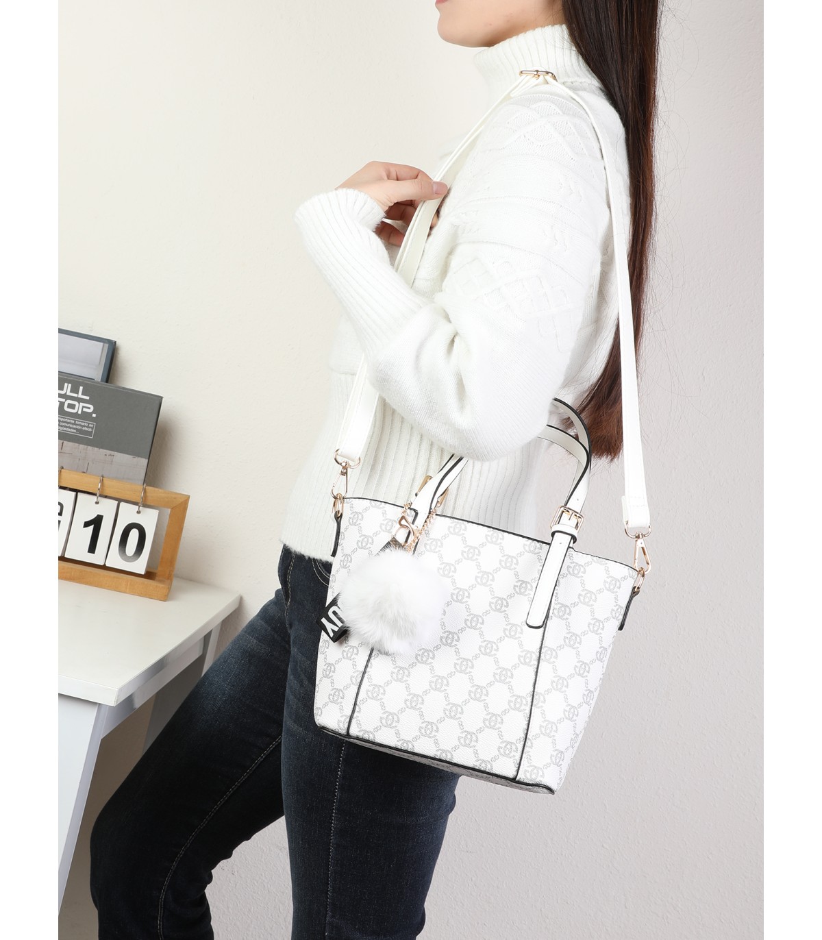 T11780 - Bolso bandolera con pompón