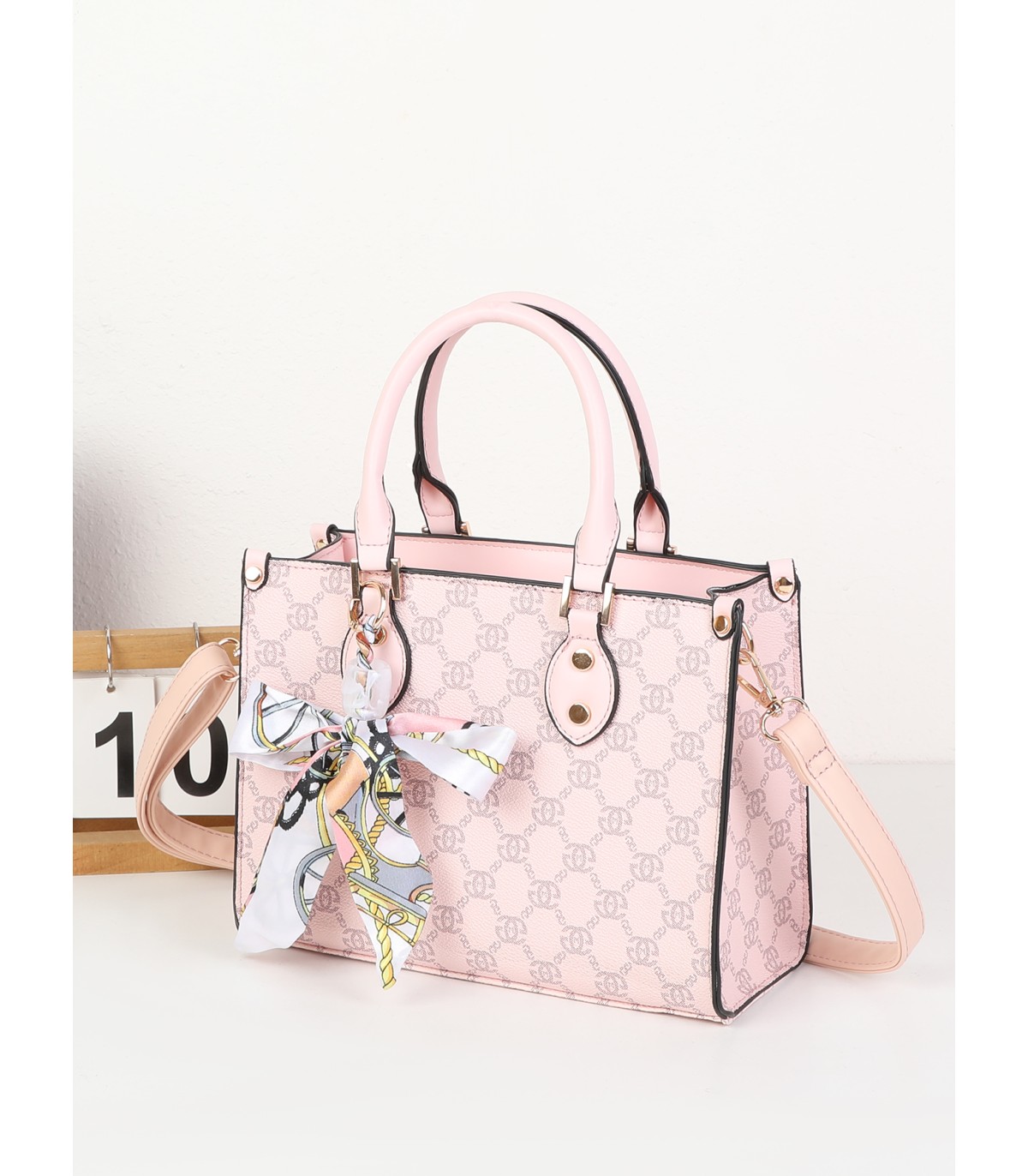 T11784 - Bolso con bandolera de mano y adorno de pañuelo