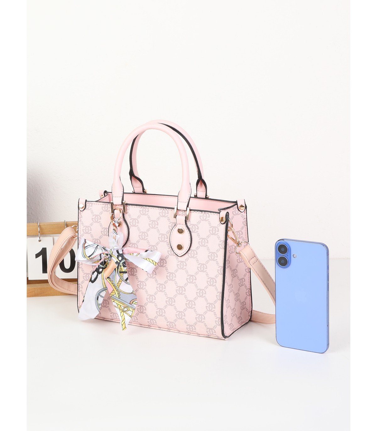 T11784 - Bolso con bandolera de mano y adorno de pañuelo