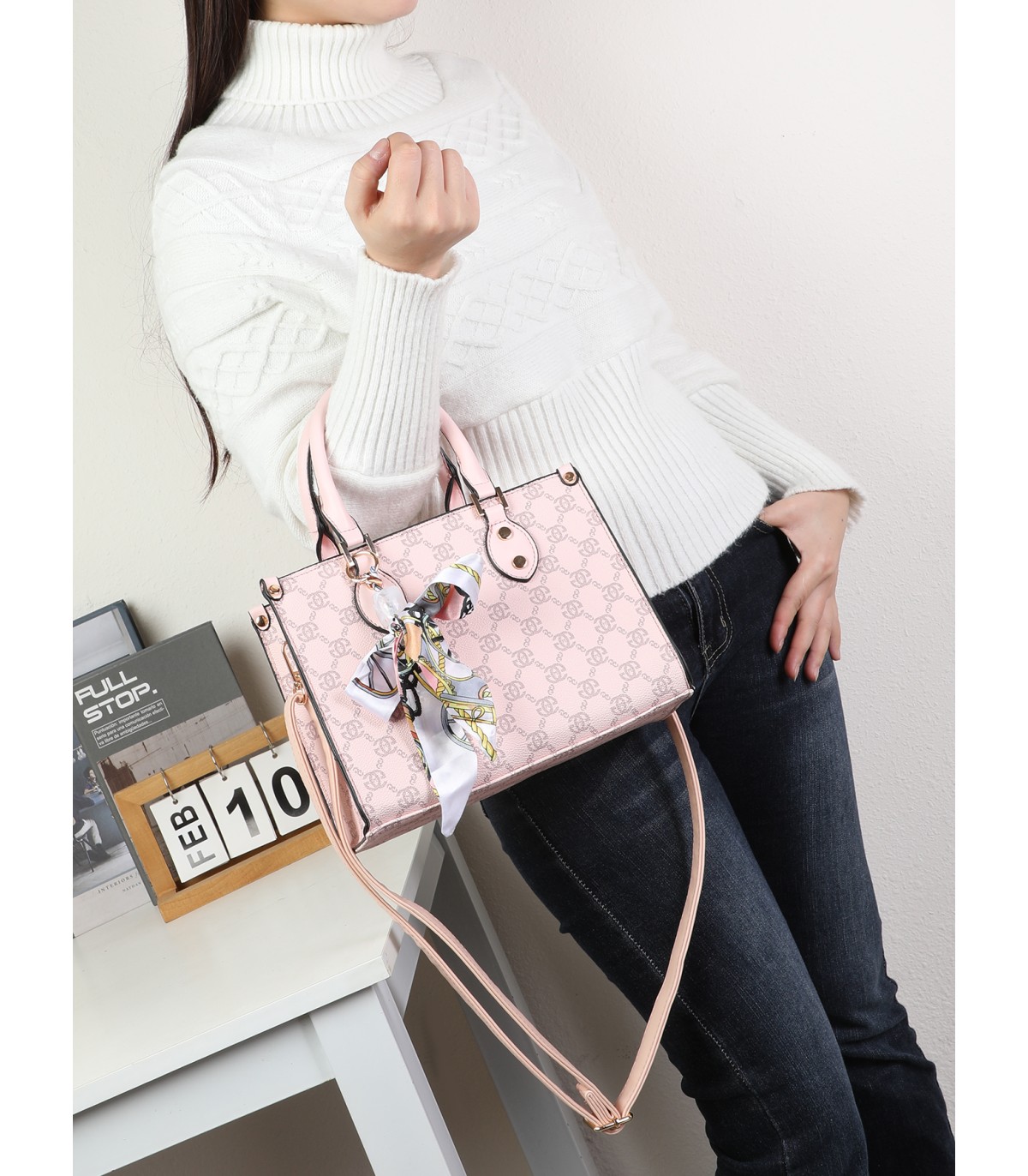 T11784 - Bolso con bandolera de mano y adorno de pañuelo