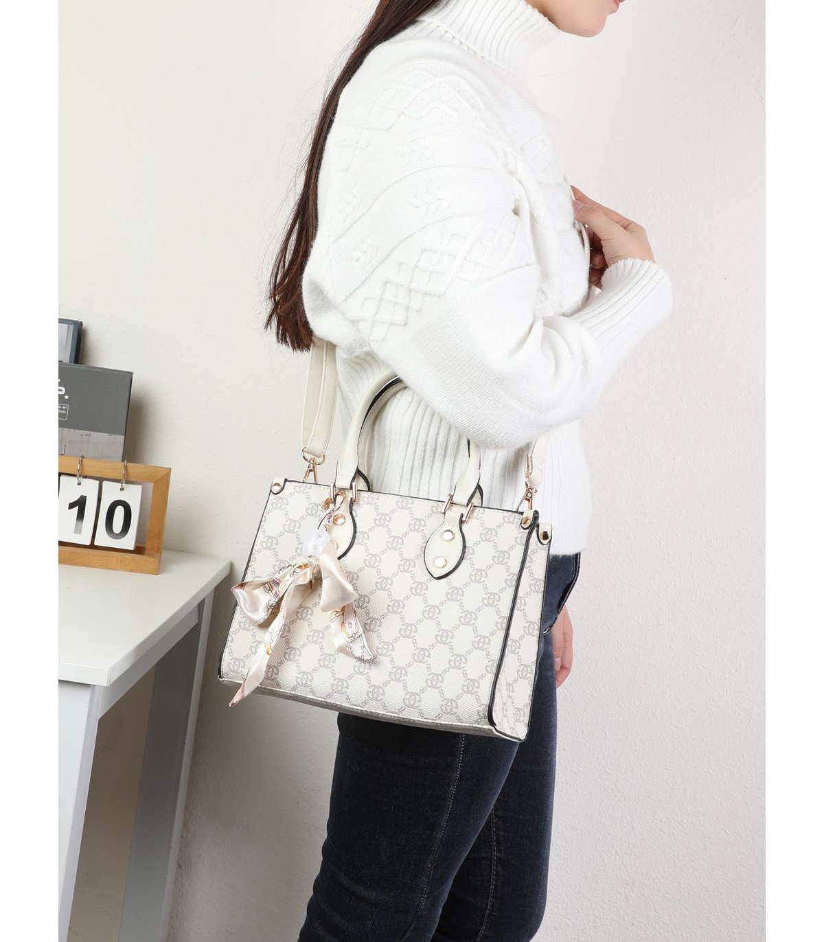 T11784 - Bolso con bandolera de mano y adorno de pañuelo