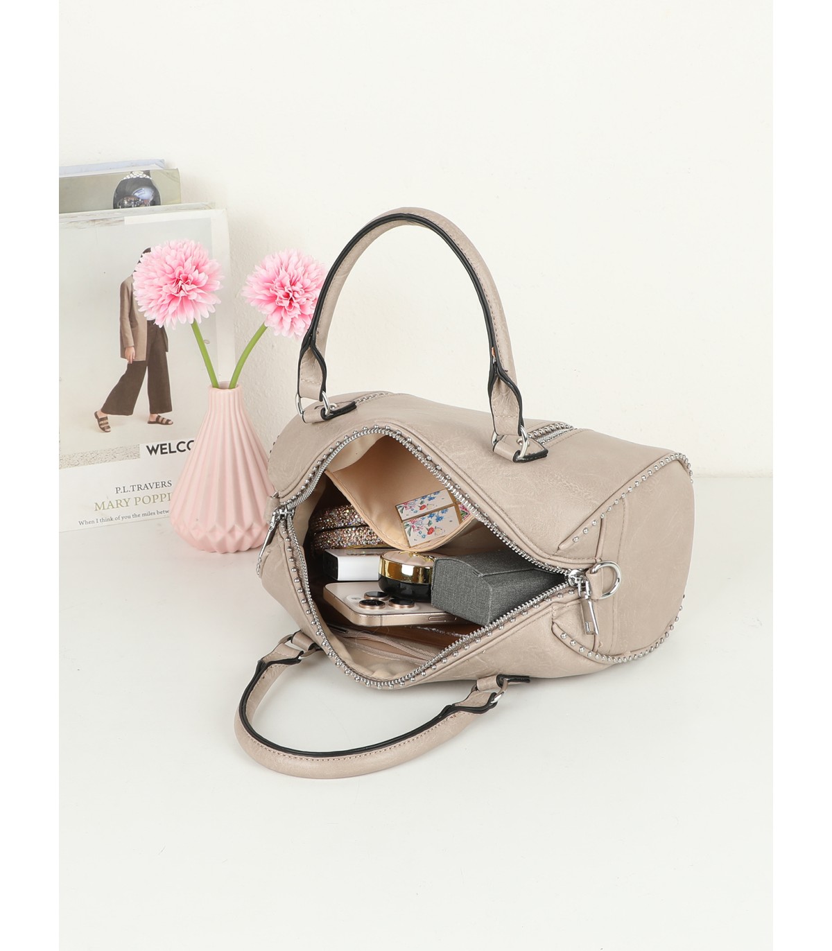 T11844 - Bolso rectangular casi redondo con decoración de bolitas