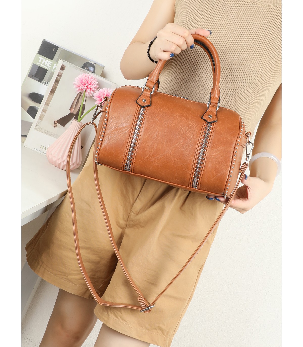 T11844 - Bolso rectangular casi redondo con decoración de bolitas