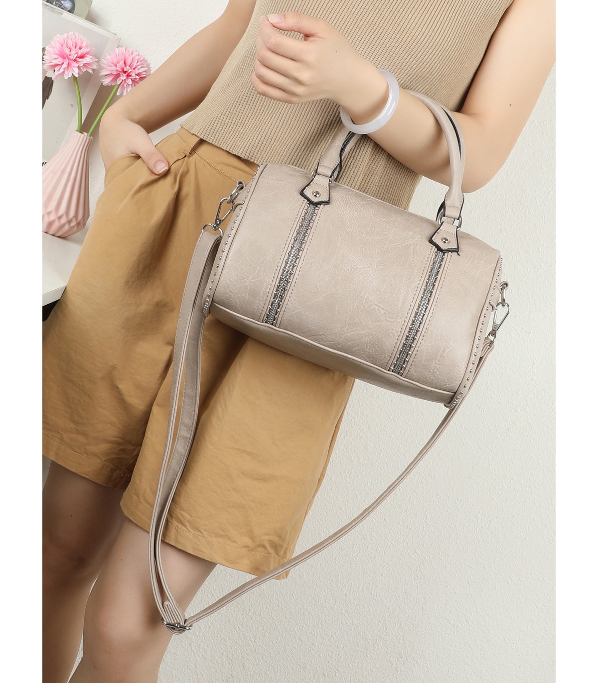 T11844 - Bolso rectangular casi redondo con decoración de bolitas