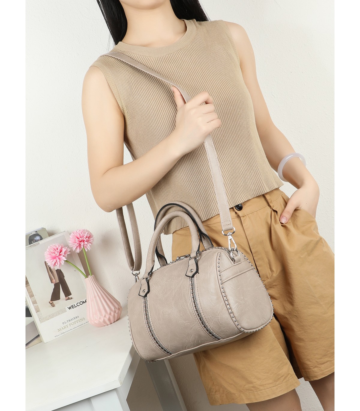 T11844 - Bolso rectangular casi redondo con decoración de bolitas