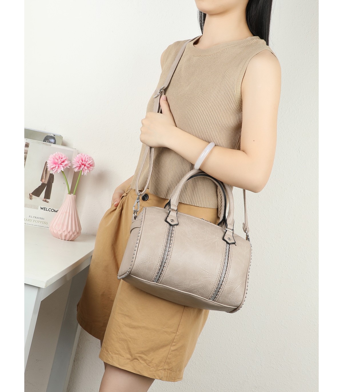 T11844 - Bolso rectangular casi redondo con decoración de bolitas