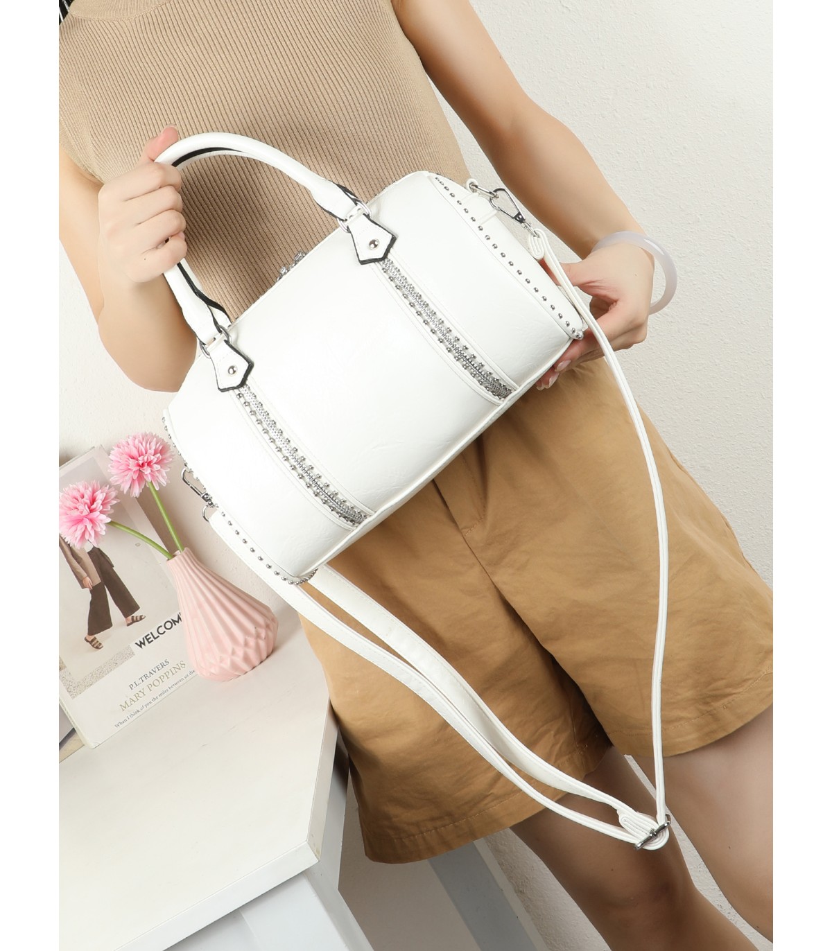 T11844 - Bolso rectangular casi redondo con decoración de bolitas