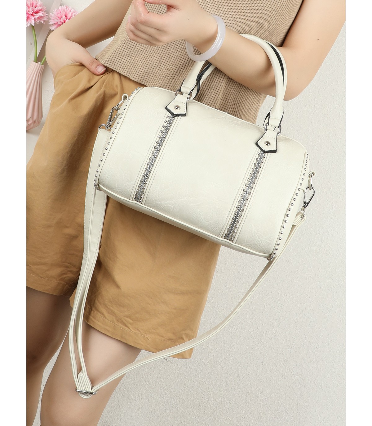 T11844 - Bolso rectangular casi redondo con decoración de bolitas