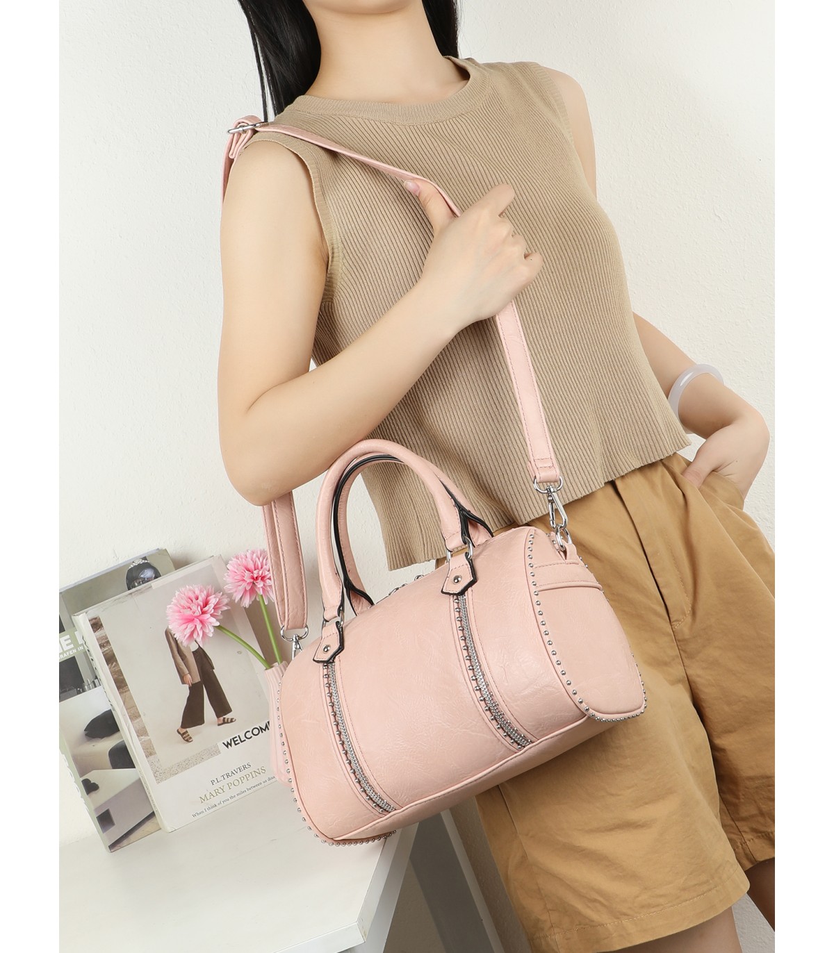 T11844 - Bolso rectangular casi redondo con decoración de bolitas