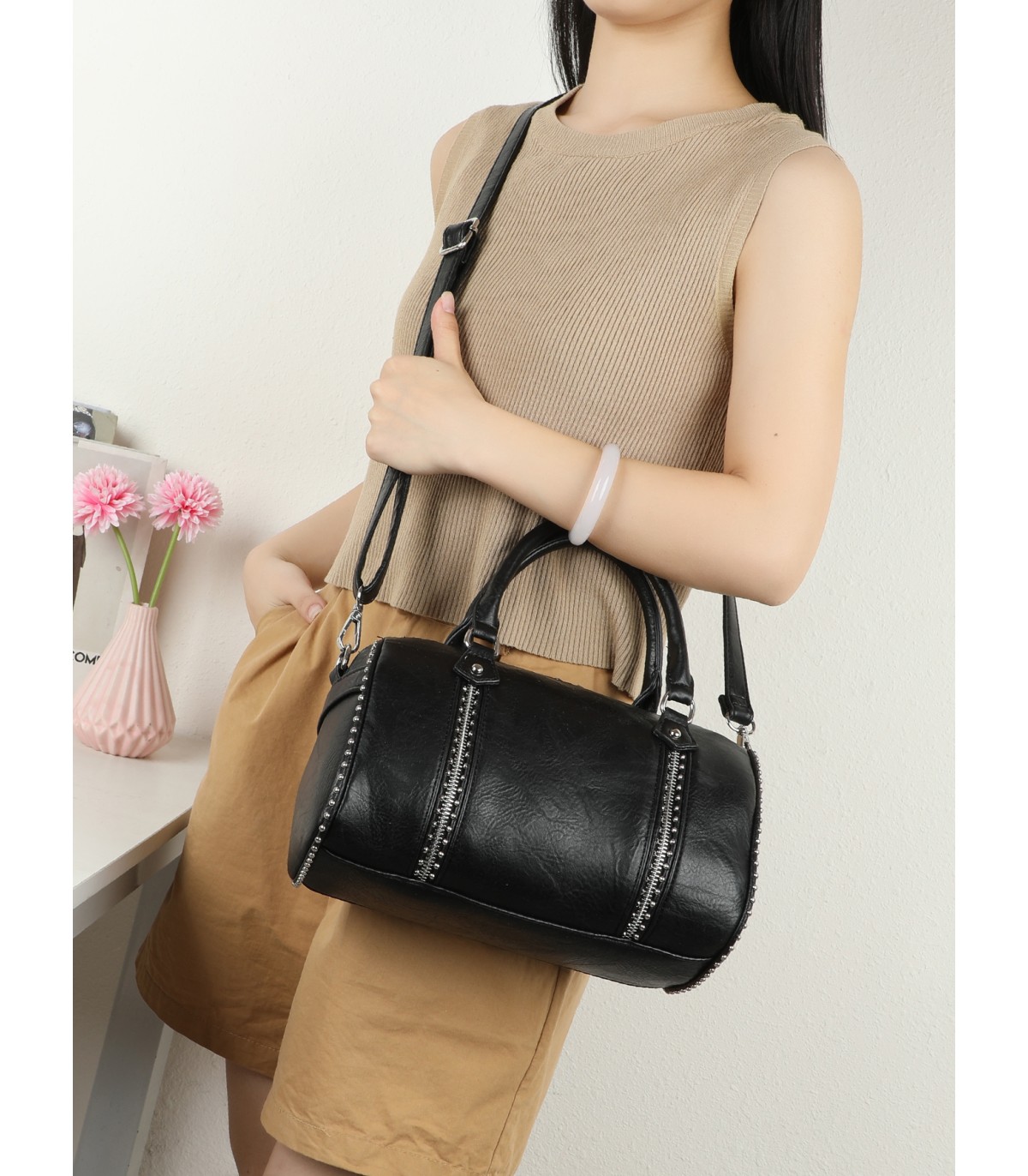 T11844 - Bolso rectangular casi redondo con decoración de bolitas
