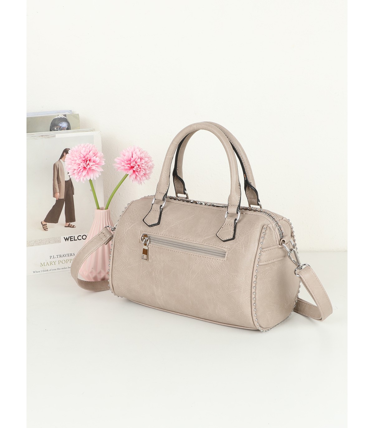 T11844 - Bolso rectangular casi redondo con decoración de bolitas