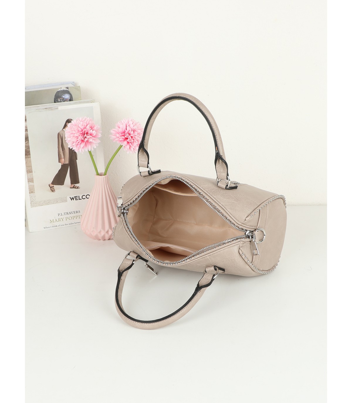 T11844 - Bolso rectangular casi redondo con decoración de bolitas