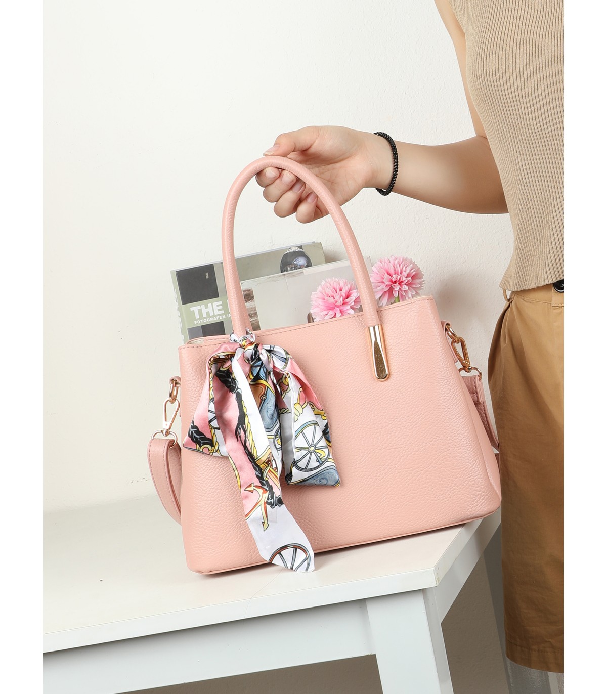 T11950-Bolso de Mano Elegante con Pañuelo Decorativo