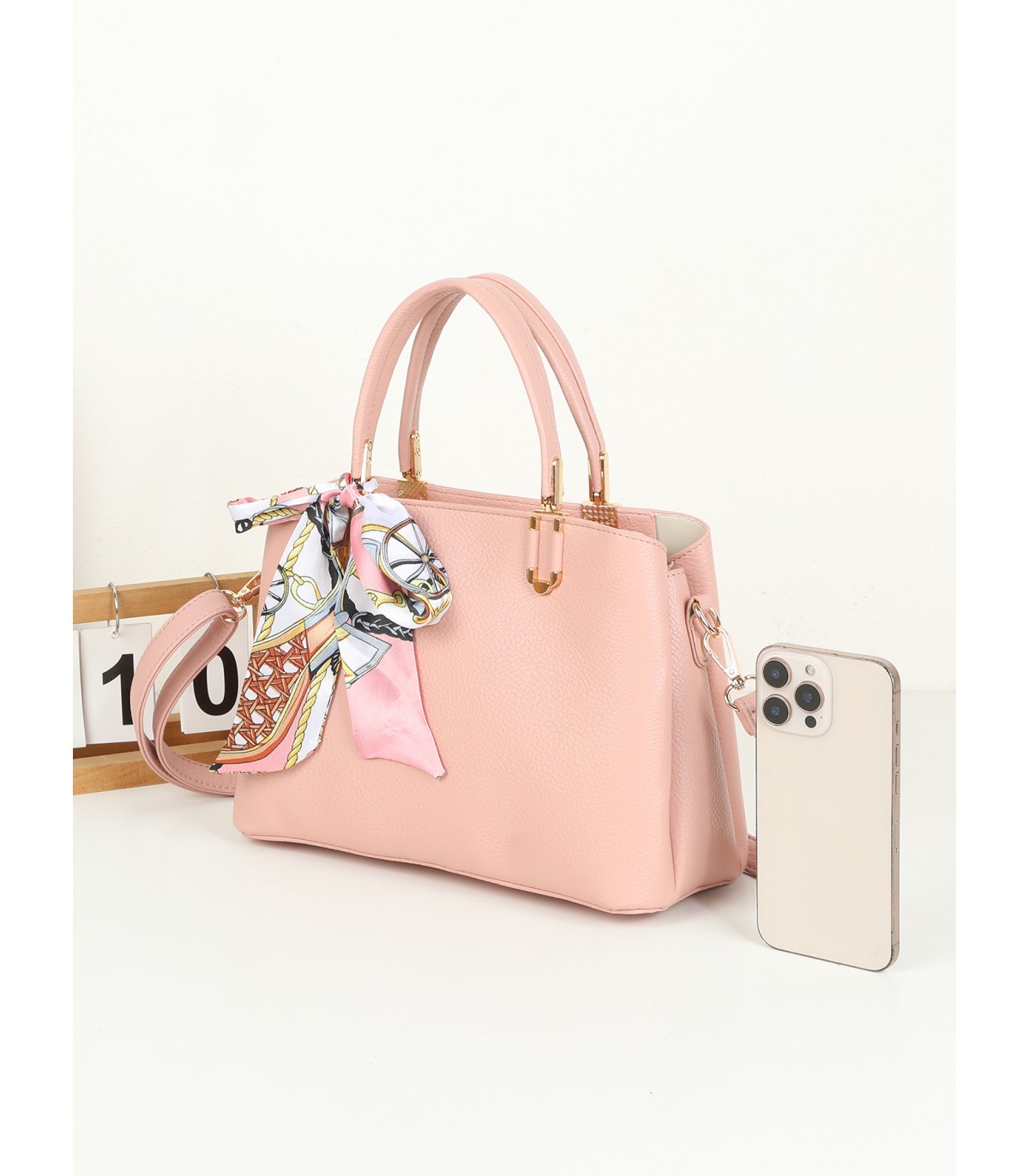 T11940-Bolso de Mano Clásico con Detalle de Pañuelo
