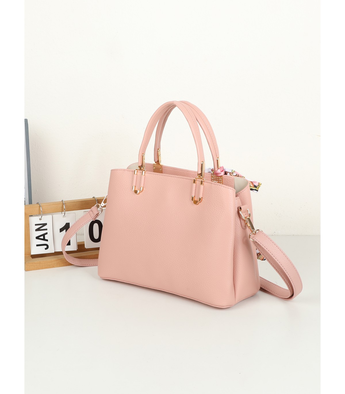 T11940-Bolso de Mano Clásico con Detalle de Pañuelo