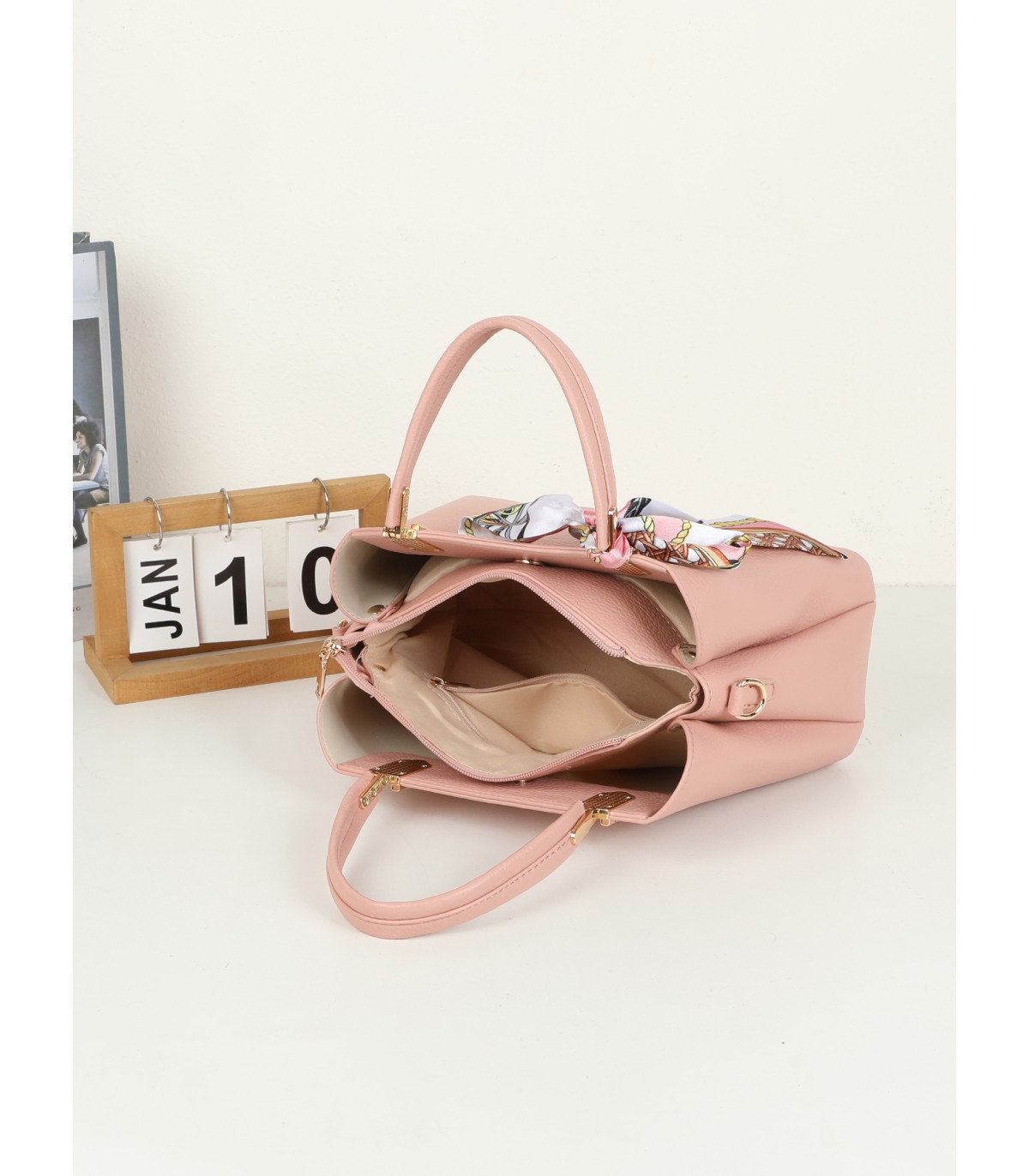 T11940-Bolso de Mano Clásico con Detalle de Pañuelo