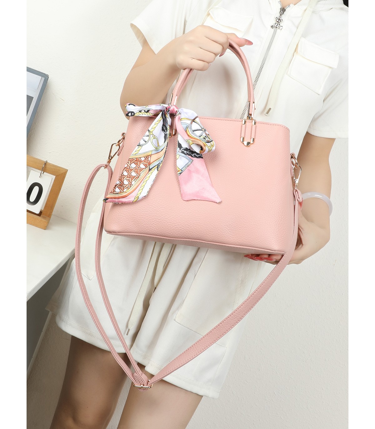 T11940-Bolso de Mano Clásico con Detalle de Pañuelo