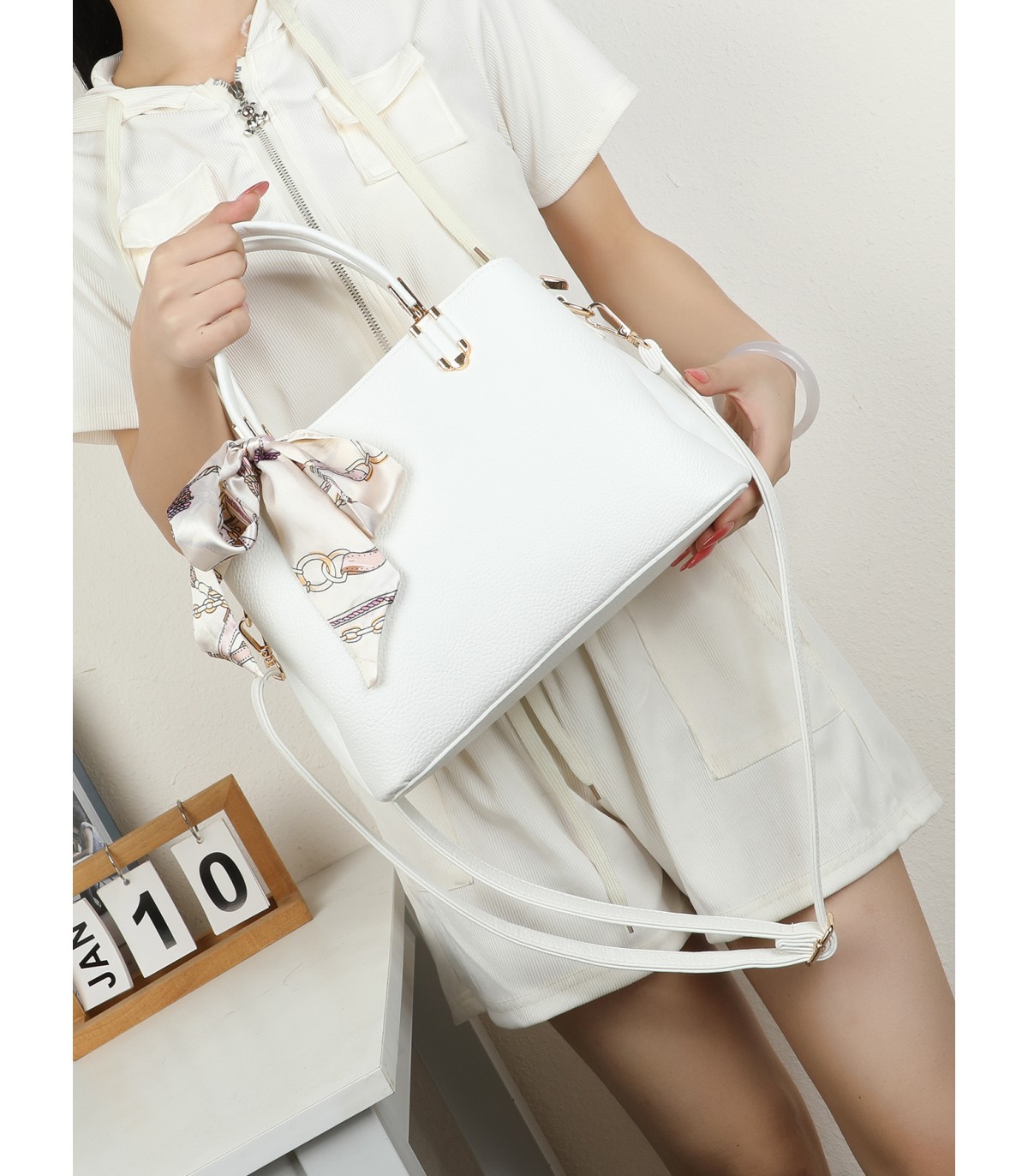 T11940-Bolso de Mano Clásico con Detalle de Pañuelo