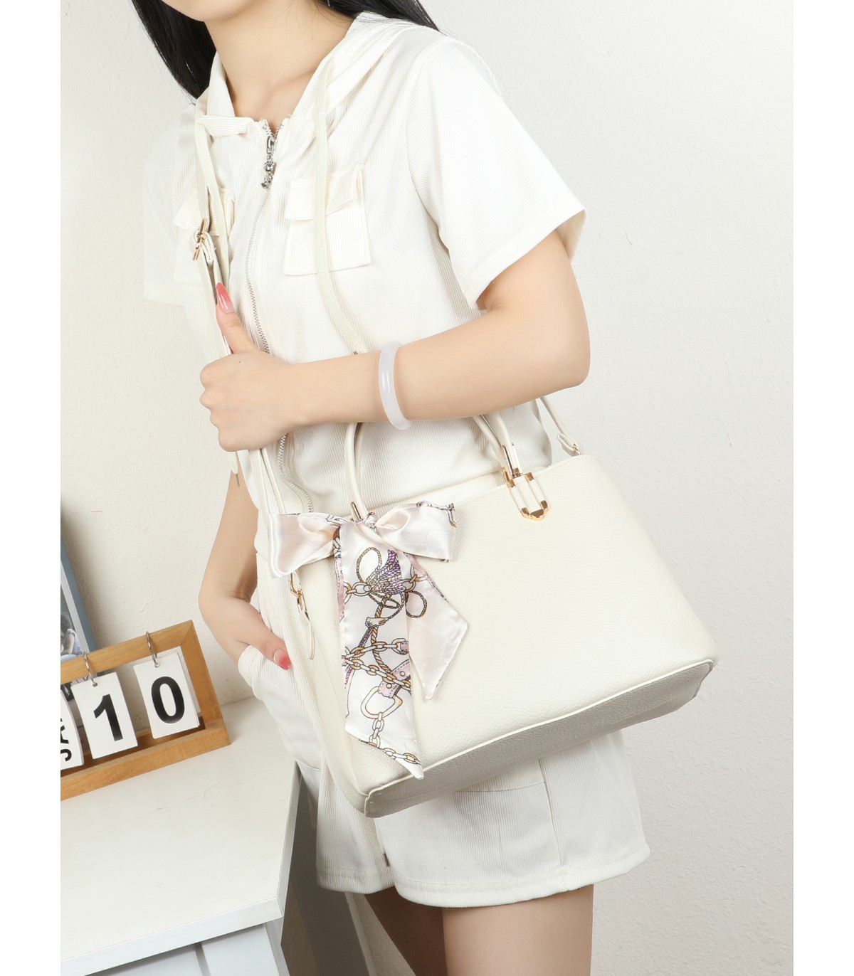T11940-Bolso de Mano Clásico con Detalle de Pañuelo