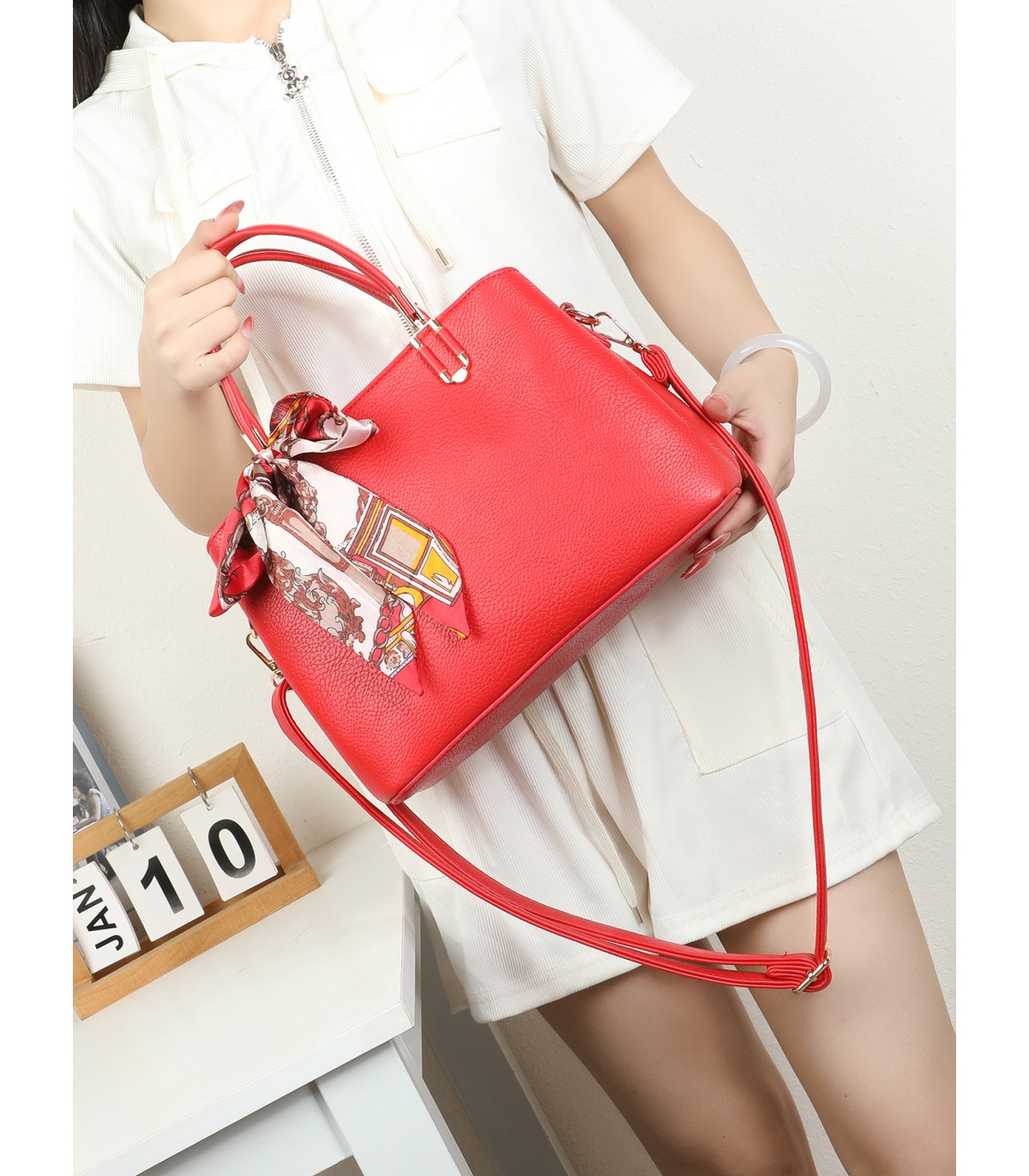 T11940-Bolso de Mano Clásico con Detalle de Pañuelo