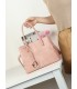 T11954-Bolso Tote Minimalista con Colgante de Logo