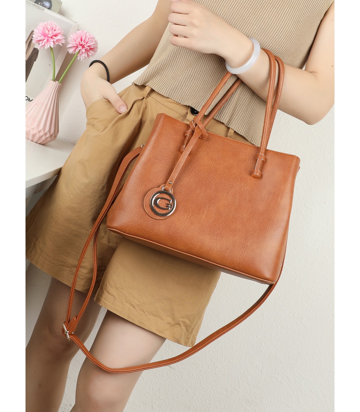 T11954-Bolso Tote Minimalista con Colgante de Logo