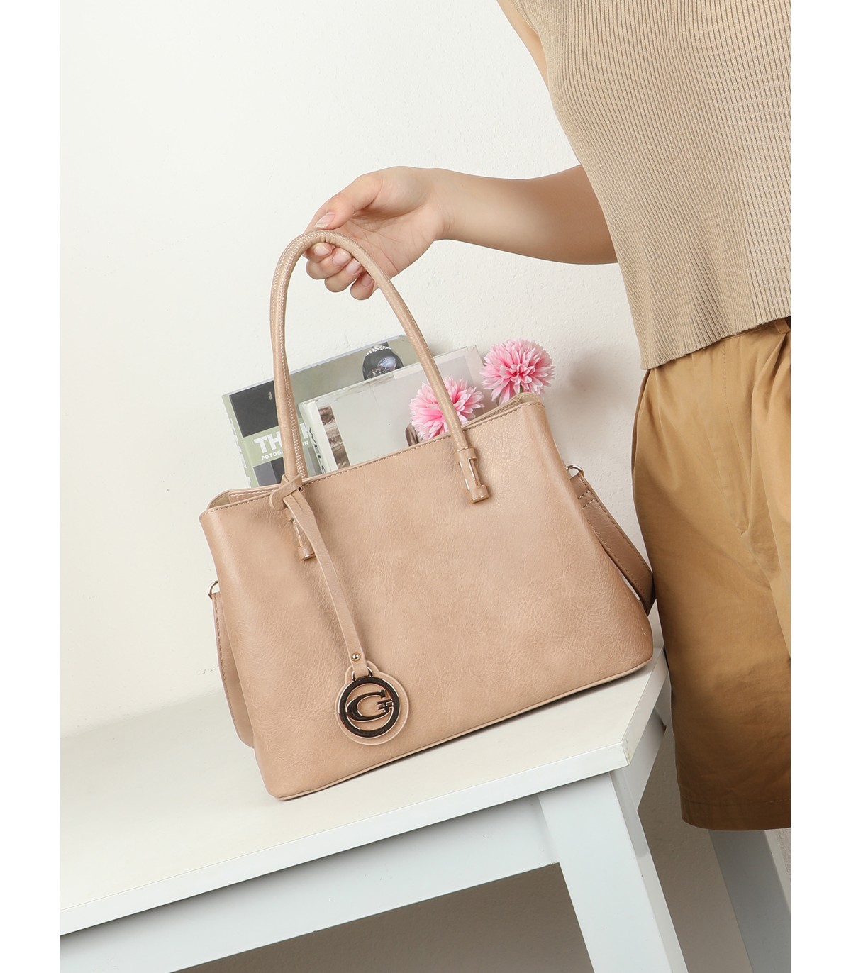 T11954-Bolso Tote Minimalista con Colgante de Logo