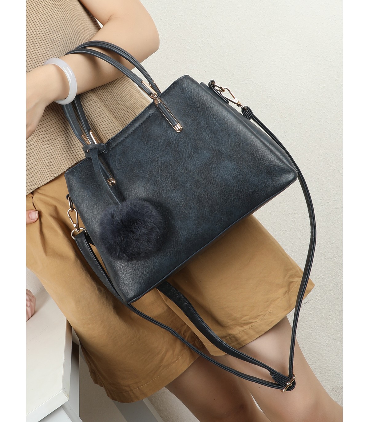T11951-Bolso de Mano con Estilo