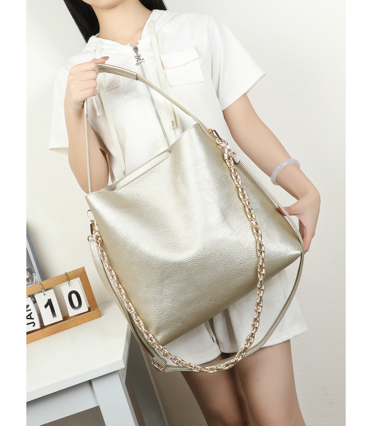 T11947-Bolso Hobo de Gran Capacidad con Detalle de Cadena
