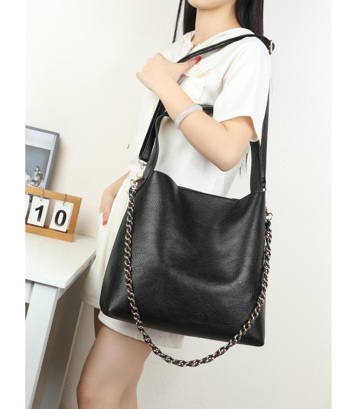 T11947-Bolso Hobo de Gran Capacidad con Detalle de Cadena