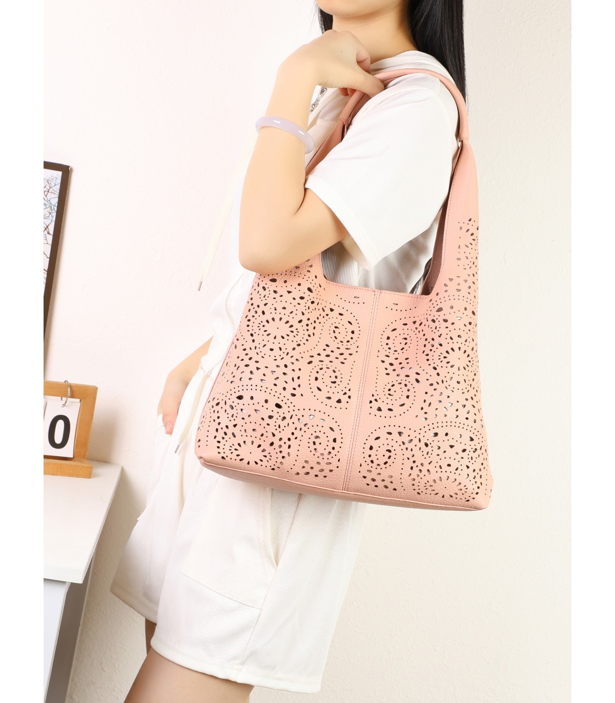 T11929 – Bolso Hobo Calado con Organizador